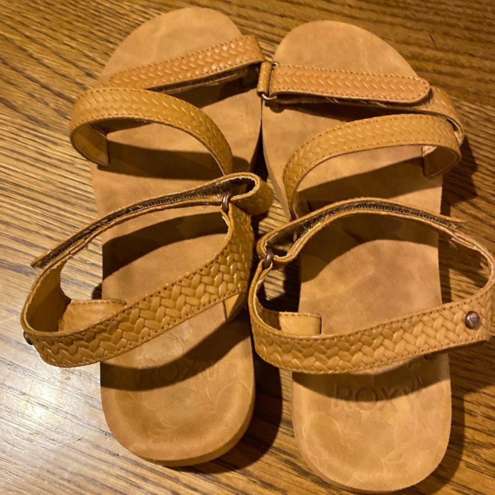Roxy brown strapped  sandals, size 8
595